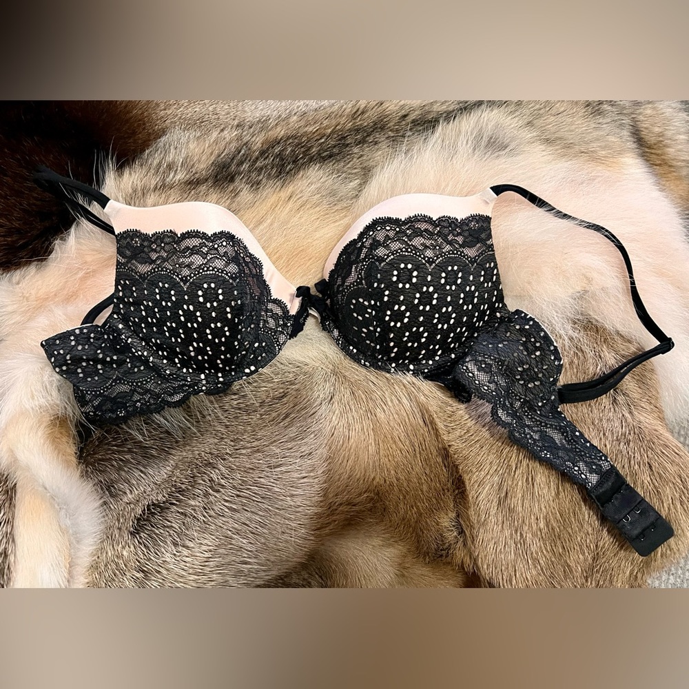 Victoria’s Secret bra size 36 B. Color black and tan.